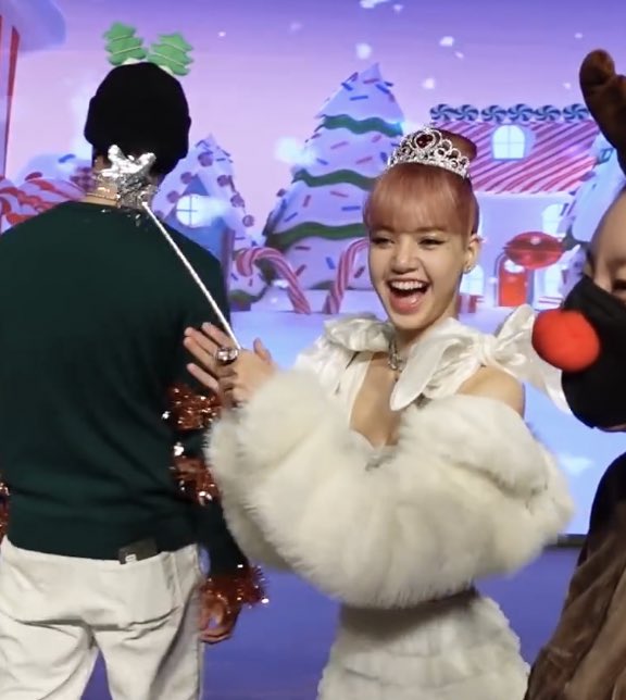 LiliesHome_'s tweet photo. นางดื้อ นางซน นางน่ารักจัง ไอ่เด็กเอ้ยยย

LILI’s FILM -  ‘MONEY’ Dance Performance (Christmas Ver.) FO
https://t.co/AKrIXYzS5F

#LALISA #LISA #LILIFILM https://t.co/zQOhNIBFAa