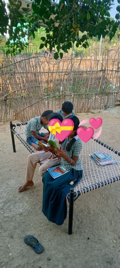 sevanthi_durai's tweet photo. நேற்றிலிருந்து எனது கிராமத்திற்காக குழந்தைகள் நூலகம் ஒன்றை தொடங்கியிருக்கிறேன் நட்புக்களே.. வெறும் 20 புத்தகங்கள்.. சின்னபிள்ளைதனமா இருக்கேன்னு நினைச்சேன். ஆனா நேத்து 12+ இன்னைக்கு 20 குழந்தைங்க படிக்க வந்திருக்காங்க.. அவ்வளவு ஹேப்பியா இருக்கு..💞💞💞 https://t.co/9brD9Xmv8a