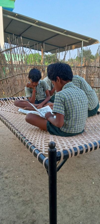 sevanthi_durai's tweet photo. நேற்றிலிருந்து எனது கிராமத்திற்காக குழந்தைகள் நூலகம் ஒன்றை தொடங்கியிருக்கிறேன் நட்புக்களே.. வெறும் 20 புத்தகங்கள்.. சின்னபிள்ளைதனமா இருக்கேன்னு நினைச்சேன். ஆனா நேத்து 12+ இன்னைக்கு 20 குழந்தைங்க படிக்க வந்திருக்காங்க.. அவ்வளவு ஹேப்பியா இருக்கு..💞💞💞 https://t.co/9brD9Xmv8a