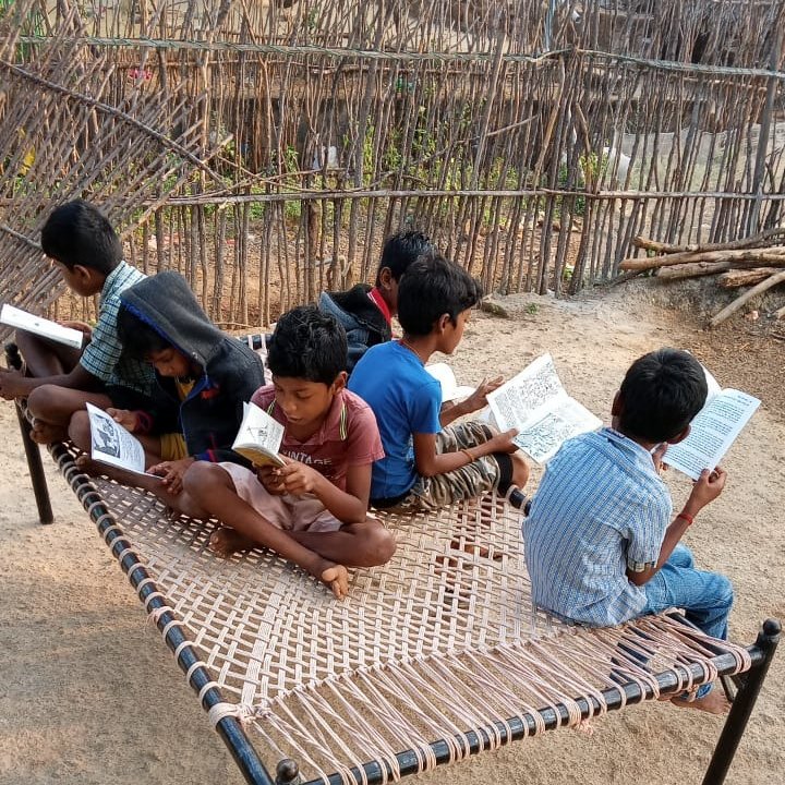 sevanthi_durai's tweet photo. நேற்றிலிருந்து எனது கிராமத்திற்காக குழந்தைகள் நூலகம் ஒன்றை தொடங்கியிருக்கிறேன் நட்புக்களே.. வெறும் 20 புத்தகங்கள்.. சின்னபிள்ளைதனமா இருக்கேன்னு நினைச்சேன். ஆனா நேத்து 12+ இன்னைக்கு 20 குழந்தைங்க படிக்க வந்திருக்காங்க.. அவ்வளவு ஹேப்பியா இருக்கு..💞💞💞 https://t.co/9brD9Xmv8a