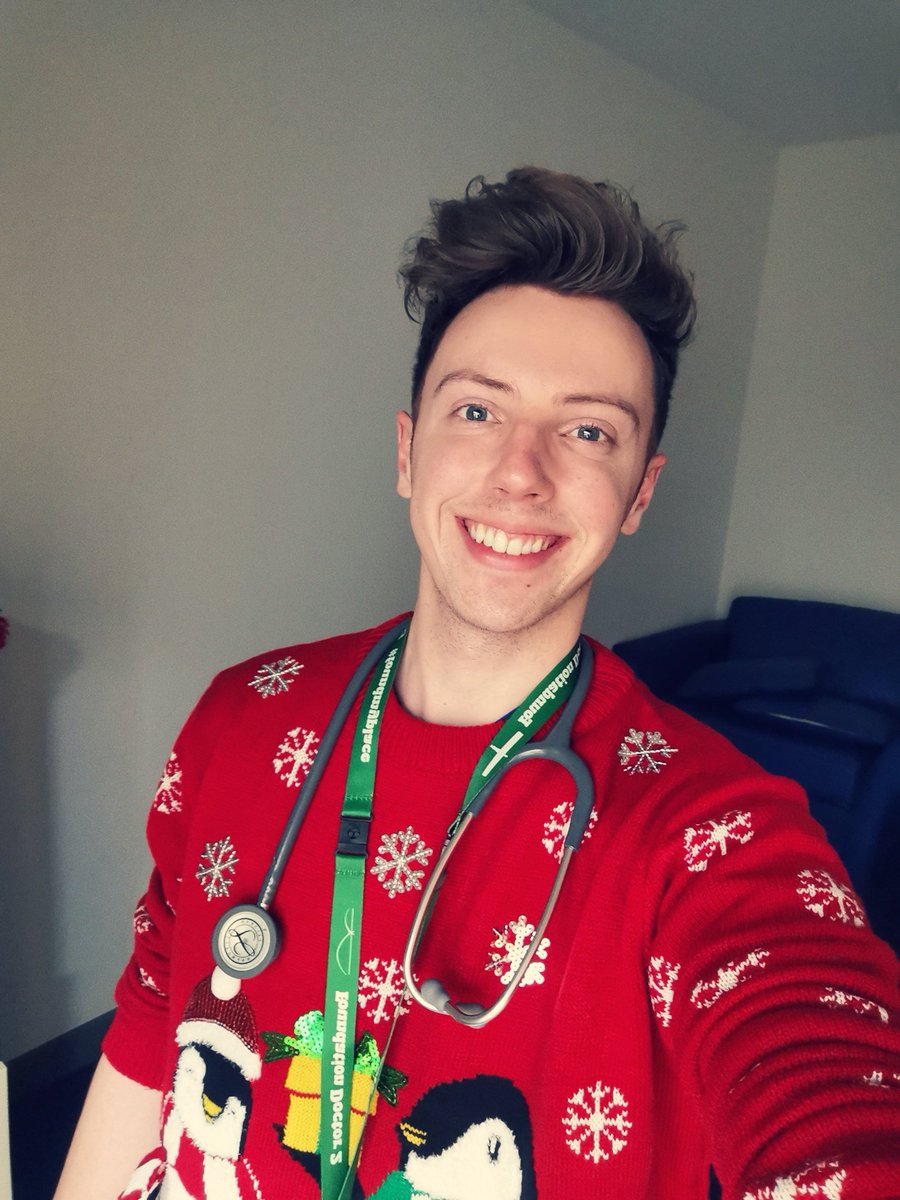 Can I get a bit of appreciation for this jumper because not one patient has said they liked it... MERRY CHRISTMAS! 🎄

#NHSChristmas #NightShift