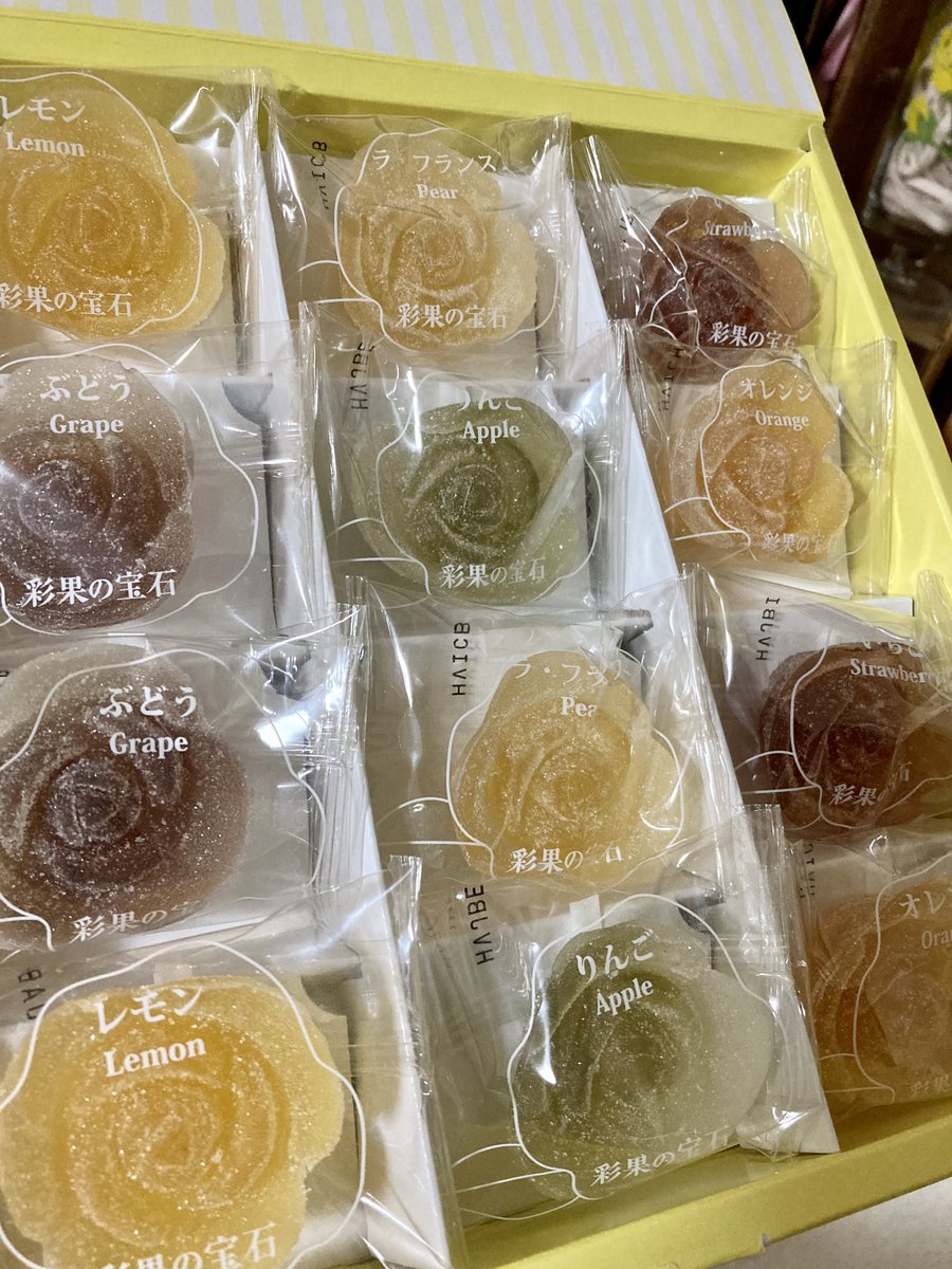 ばたこ先生(@batako1_8 )がクリスマス+コミックス発売おめでとうってプレゼント送ってくれたよ嬉しい〜!ありがとう✨🥳🎉 ヴィクトリア描いてくれたの嬉しくて毎日眺めてにやにやしてます☺️🌹✨