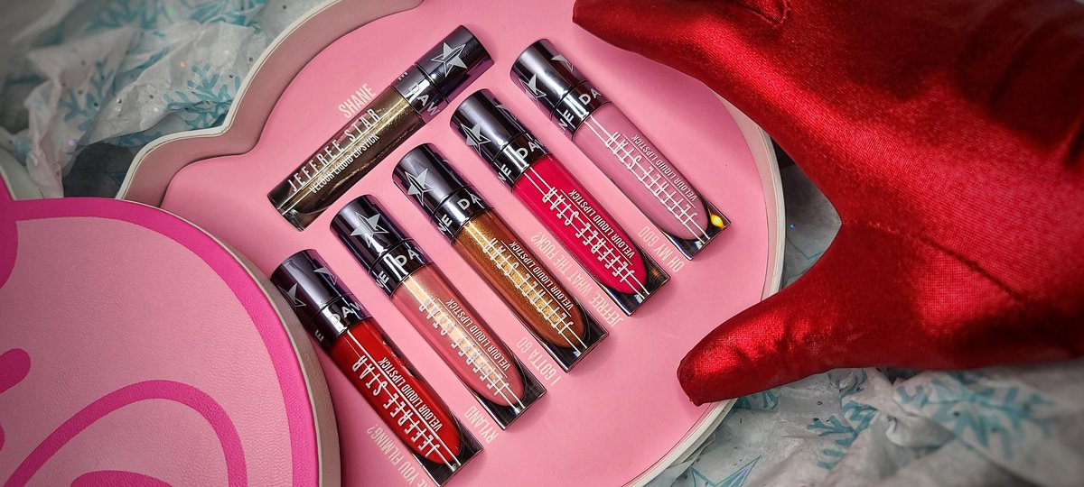 CosmeticKyle's tweet photo. #Santa always brings the best #christmasgift ❤🎁 @JeffreeStar 🎄🎁 #jeffreestarcosmetics #conspiracy #Christmas #ChristmasEve #gift #gifts #lipstick #gloves #snow #holidayseason #NewShot #photography #Android #MerryChristmas #AllYouNeedIsLove https://t.co/7leKyzTtBc