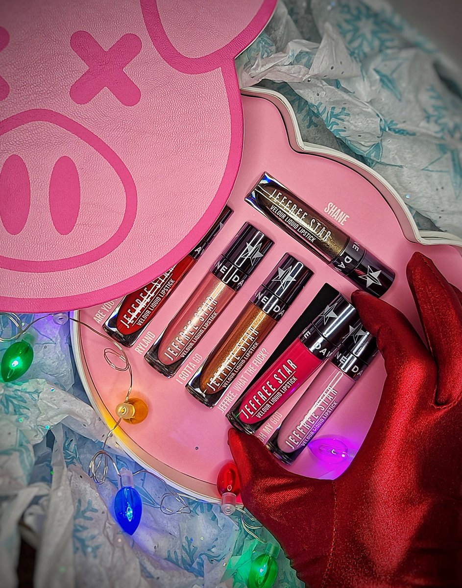 CosmeticKyle's tweet photo. Maybe just one #Swatch before #Christmas comes tonight 🎄🎁 @JeffreeStar Velour Liquid Lip is UNMATCHED ❤🎄 #Christmas #MerryChristmas #jeffreestarcosmetics #lipstick #makeup #makeupartist #photography #conspiracy #Santa #lights https://t.co/9trYSdbl2q