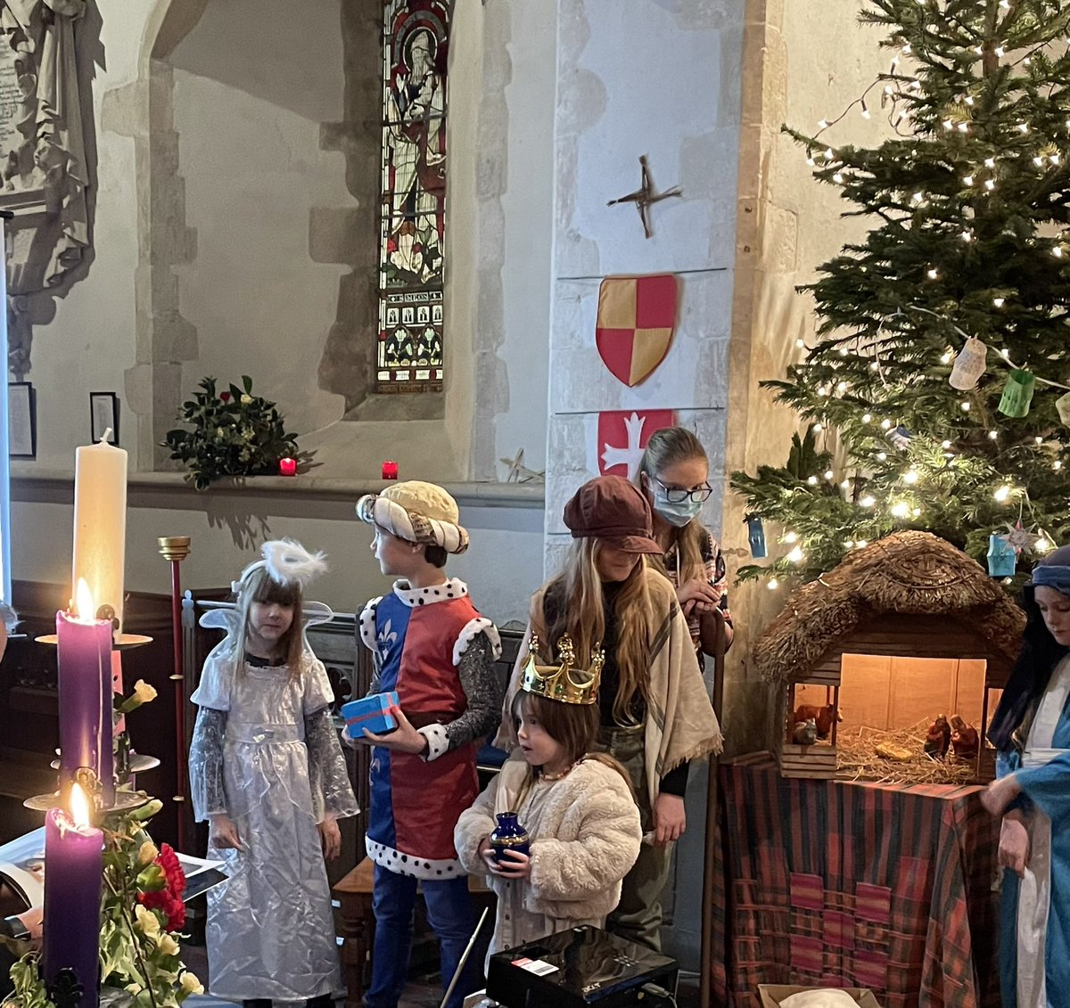 ChidhamStMarys's tweet photo. Thank you to everyone involved in our Nativity service. What a special service it was! The donkey has left the building! @ChidhamPrimary @chidhamandham @ChichesterDio https://t.co/2arQxBNXWM