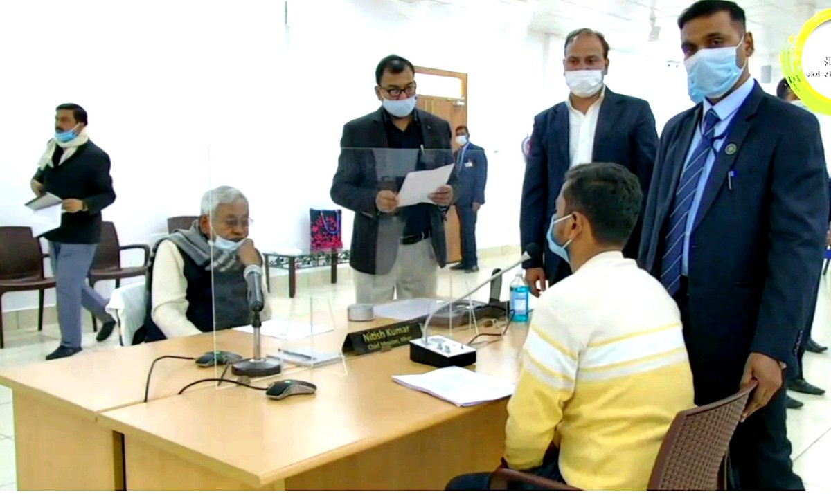 Dhirajmsu's tweet image. मुख्यमंत्री से जब मुलाकात हुई तो @NitishKumar जी झुककर आवेदन की तरफ देख रहे थे। जब मैंने मैथिली में अपनी बातें रखना शुरू किया तो सर उठाकर मेरे तरफ देखने लगे। ये उनके लिए अनएक्सपेक्टेड था।

सब मैथिलके प्रशासनक समक्ष सीना तानिके मैथिली बाजब आवश्यक अछि।
जय मिथिला
@MithilaStudent