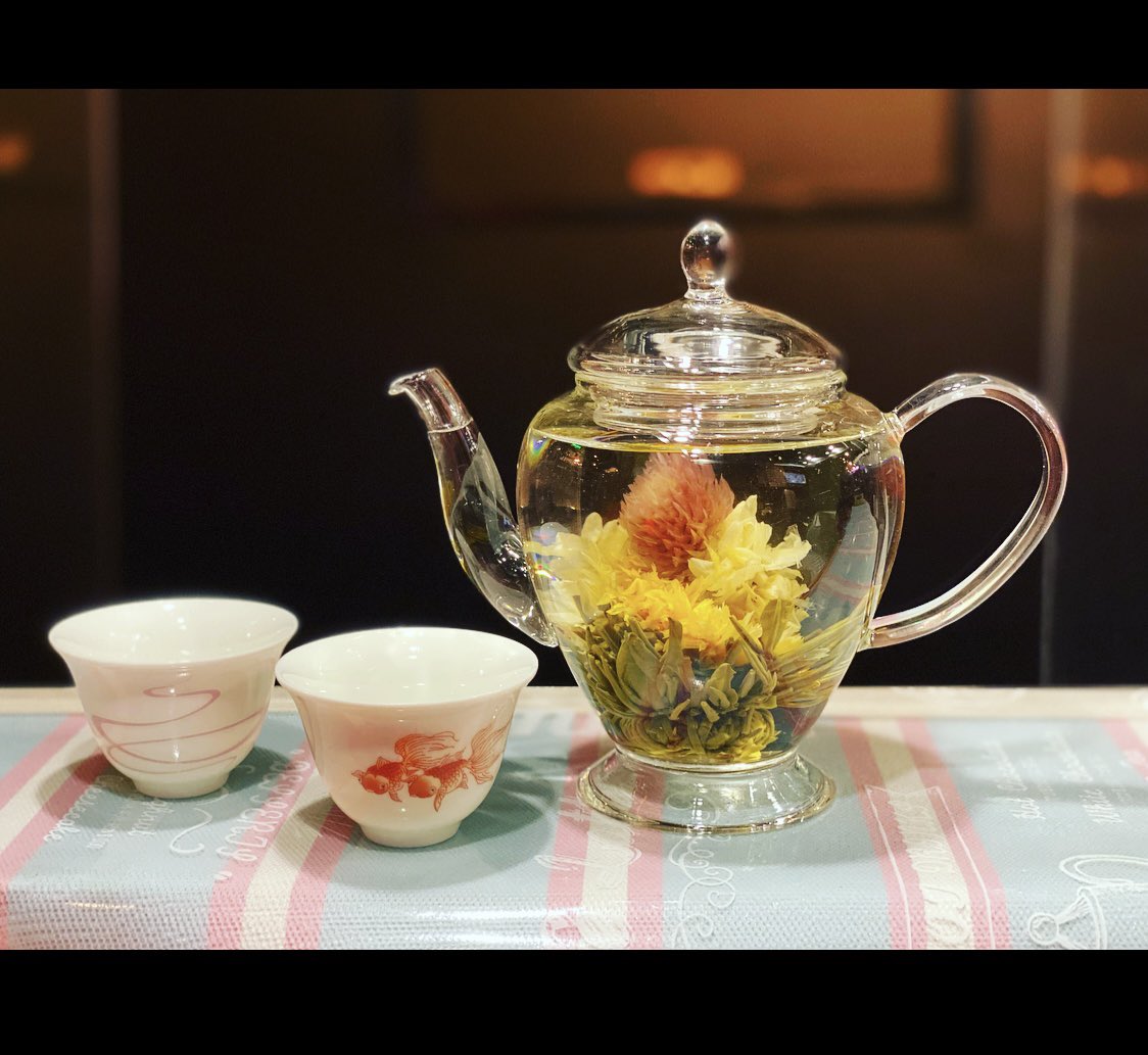 lovin_vape's tweet photo. 中国工芸茶始めました。
写真は、カレンデュラ(キンセンカ)・ジャスミン・千日紅です。
丸いつぼみになってて、お湯を注ぐと徐々に葉っぱやお花が開いて綺麗に咲いたようになり、味も香りもでてきます。
美容にもよく、さっぱり味も見た目も楽しんで頂けます。

#広島 #bar #バー  #vape  #工芸茶 https://t.co/QOFlNGnh6x
