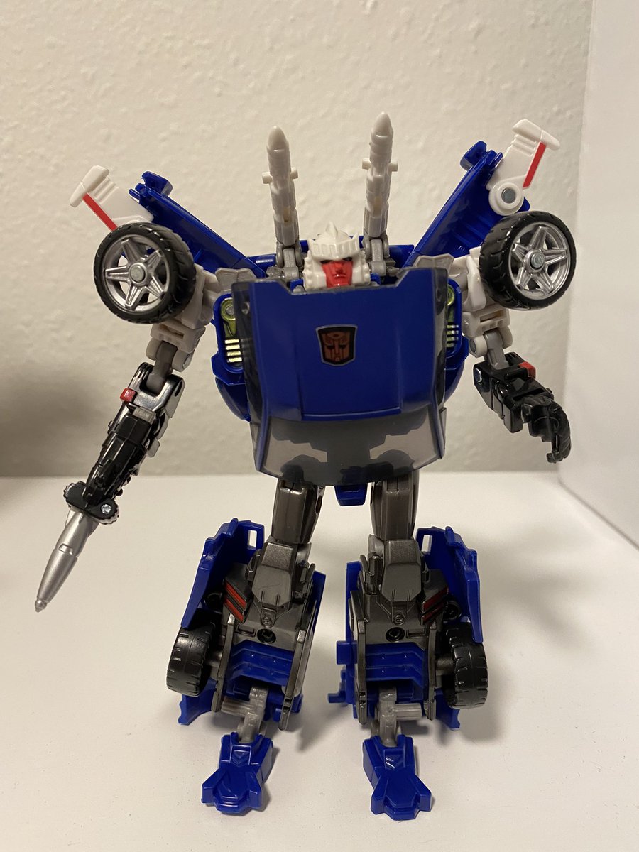 mrlumptastic's tweet photo. 358! Tracks! It’s the final full week so it’s time to celebrate my favorite g1 Autobot! This toy is fine, and worked at the time, but he’s definitely not perfect, a little finicky to get together. The rub symbol is great though! #365Transformers #TracksWeek #Revealtheshield https://t.co/PNmTJ0ZvAK