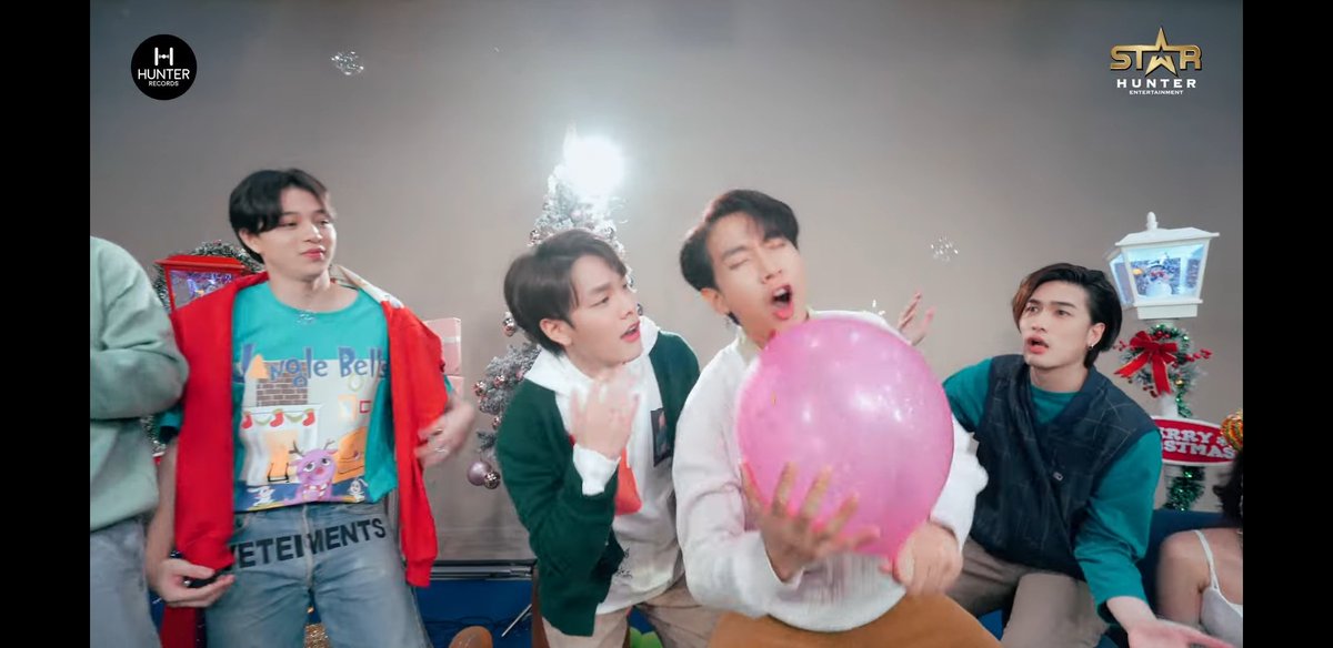 ikung_pp's tweet photo. Happy MerryXmas 🎄🦌🎁🎉💗#BKCSBFIVE #CTRPANUWAT #ขุนขิมมอญ #บาสเด็กอ้วนที่แท้จริง #ตั๋งต้าวเด๋อ #STHChristmasGifts https://t.co/L211Ed1wSA