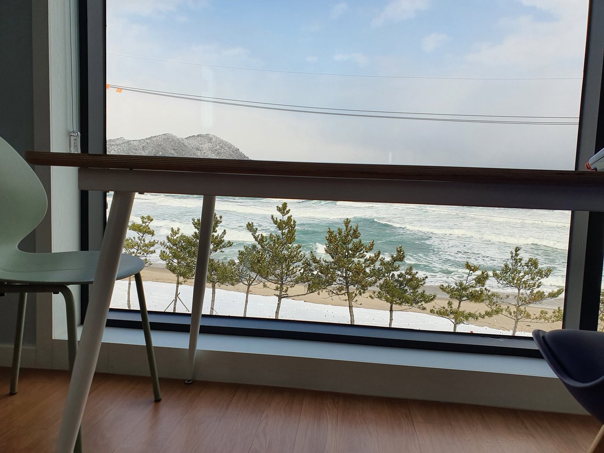 oceanviewtong's tweet photo. #삼척펜션#장호항#삼척해양레일바이크#삼척해상케이블카#통유리펜션#오션뷰#겨울바다 https://t.co/UV2gJDfq3U