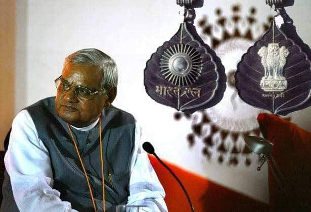 PravinGHS's tweet photo. स्वतंत्र भारत के सर्वाधिक लोकप्रिय प्रधानमंत्रियों में से एक भारतरत्न, महान राष्ट्रवादी, प्रखर वक्ता, कवि श्री अटलबिहारी वाजपेयी जी को उनकी जयंती पर नमन।

उनके जन्मदिवस पर मनाए जाने वाले सुशासन दिवस की सबों को हार्दिक शुभकामनाएं। 

उन्होंने आर्थिक उदारीकरण को दोबारा गति दी।
1/4 https://t.co/DCDlls2Zjk