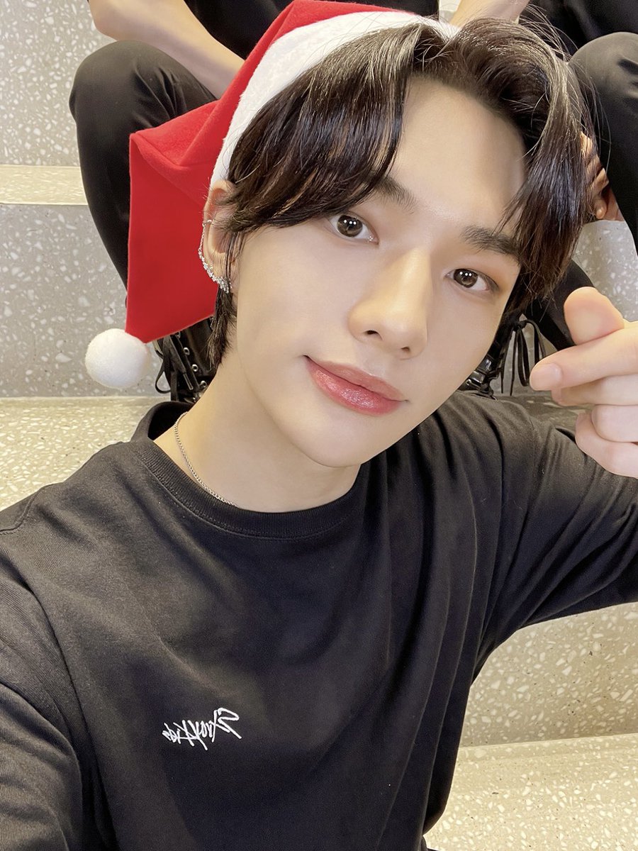 hyunjinpost's tweet photo. merry christmas 🎅🏼❤️ https://t.co/gRZLgJHfeh