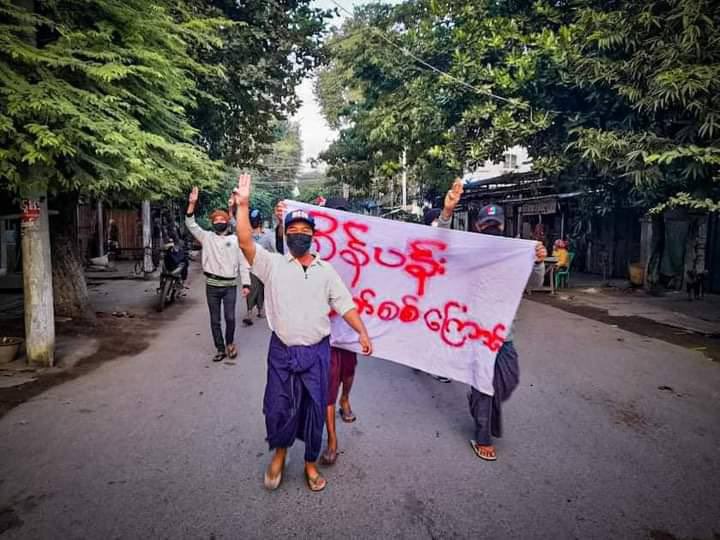 Soeyell3's tweet photo. The Sein Pan Strike marched on the streets to protest against Genocidal Dictatorship this early morning despite SAC terrorists’ strict inspections in Mandalay. #PropagandaOfWorld  #Dec25Coup   #WhatsHappeningInMyanmar https://t.co/9f5MuKn1Zz