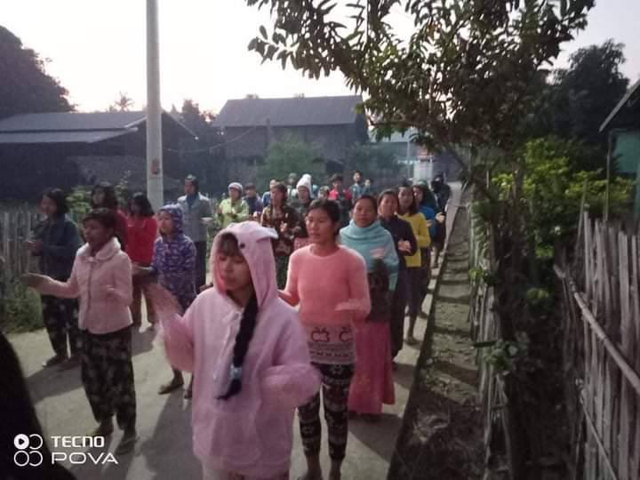 Soeyell3's tweet photo. Locals of Being Nwe Chaung village in Yinmarpin Tsp staged their 252nd day of protest against Genocidal Dictatorship this morning despite the cold weather. #PropagandaOfWorld  #Dec25Coup   #WhatsHappeningInMyanmar https://t.co/U7Eih5h9LO