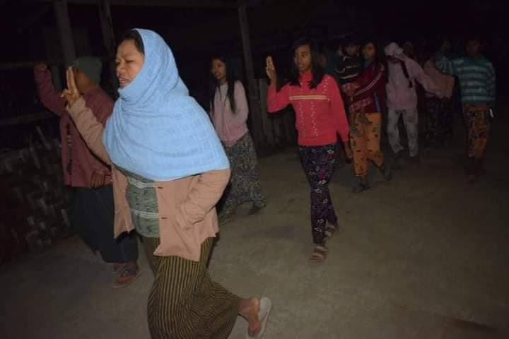 Soeyell3's tweet photo. Locals of Being Nwe Chaung village in Yinmarpin Tsp staged their 252nd day of protest against Genocidal Dictatorship this morning despite the cold weather. #PropagandaOfWorld  #Dec25Coup   #WhatsHappeningInMyanmar https://t.co/U7Eih5h9LO