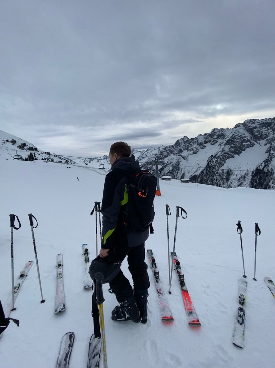 zypathcsgo's tweet image. God jul venner. Mens i sover ud efter juleaften, hopper jeg på brædderne i Østrig! ⛷