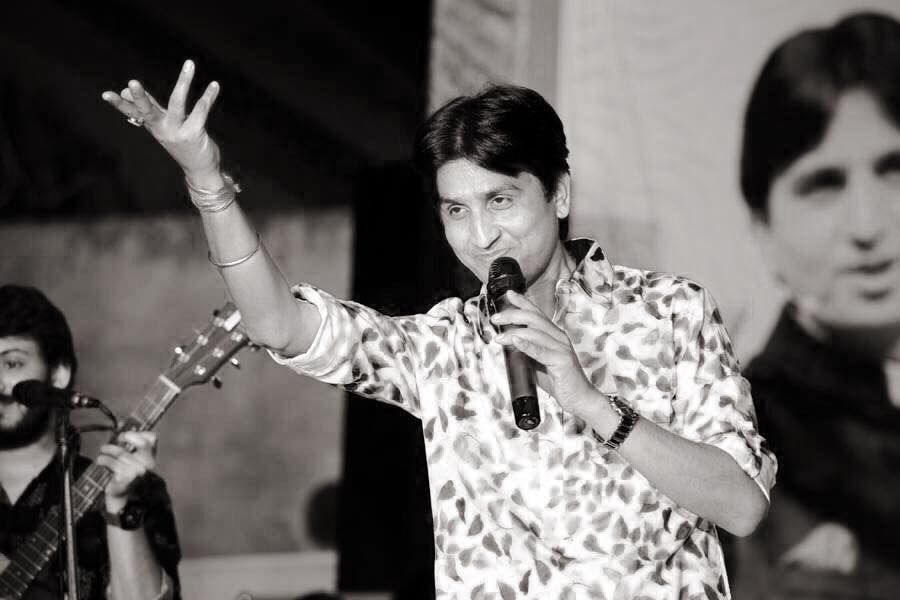 जब छुआ साथ तुलसी चौरा,
आँखों में साँसों को खींचे
तुमसे जो वादा किया कभी,
पड़िया जी के पीपल नीचे....

#तुलसी_पूजन_दिवस 
<a href="/DrKumarVishwas/">Dr Kumar Vishvas</a>