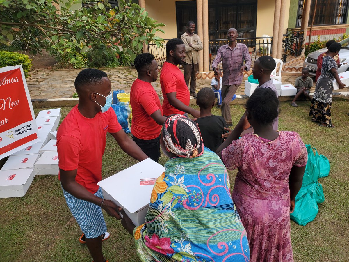 kasulerobert17's tweet photo. The @chapterzseries @roanpictures Team is glad to have Celebrated the Birth of Jesus with the Needy #BuwalulaMityana
#MerryChristmas
@PearlMagicPrime
@PearlMagicTV 
@NCFUganda @UCC_Official https://t.co/CdsQb4zCHx
