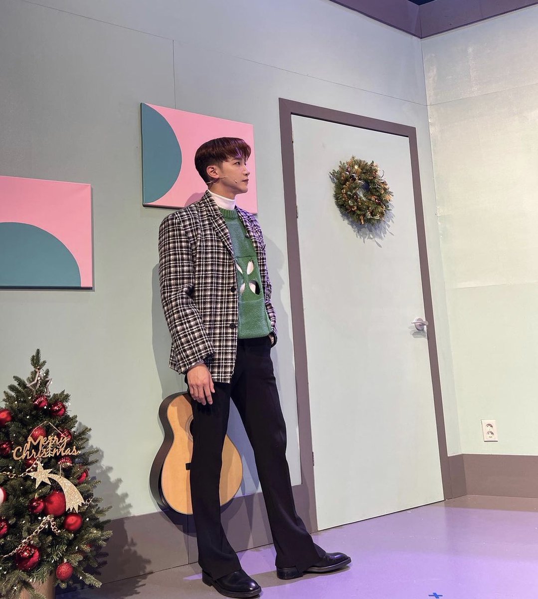 MINJUNLOOKS2's tweet photo. #MerryChristmas 🎄🎁 https://t.co/VtnoM0aAHB