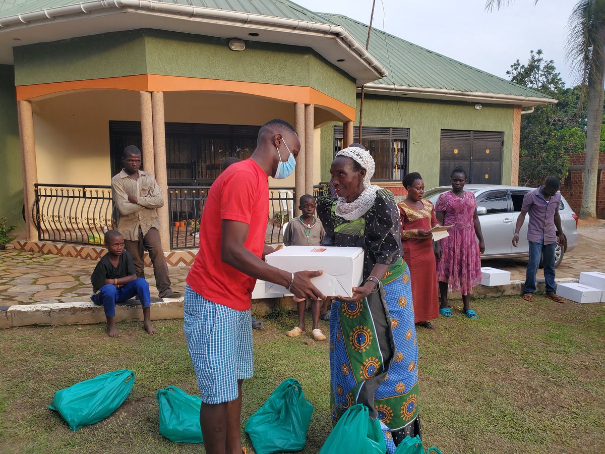 kasulerobert17's tweet photo. The @chapterzseries @roanpictures Team is glad to have Celebrated the Birth of Jesus with the Needy #BuwalulaMityana
#MerryChristmas
@PearlMagicPrime
@PearlMagicTV 
@NCFUganda @UCC_Official https://t.co/CdsQb4zCHx