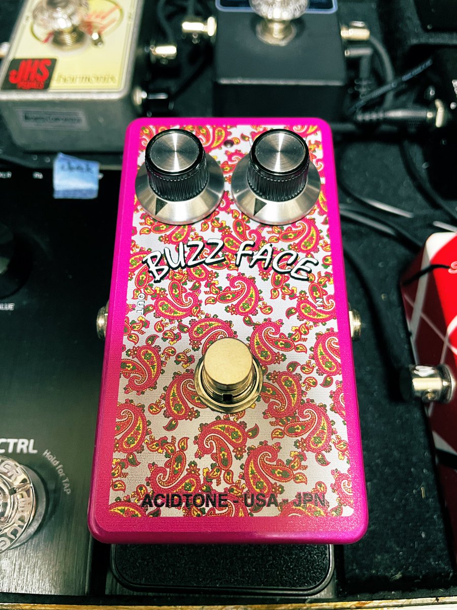 groovy1109's tweet photo. 一瞬でfuzzへの抵抗感が無くなった。
つまみ2個でこんなにも幅広く音が作れ���なんて無限の可能性やな★☆
#buzzface #acidtone
#マイベストペダル2021 https://t.co/SnxXE211HA