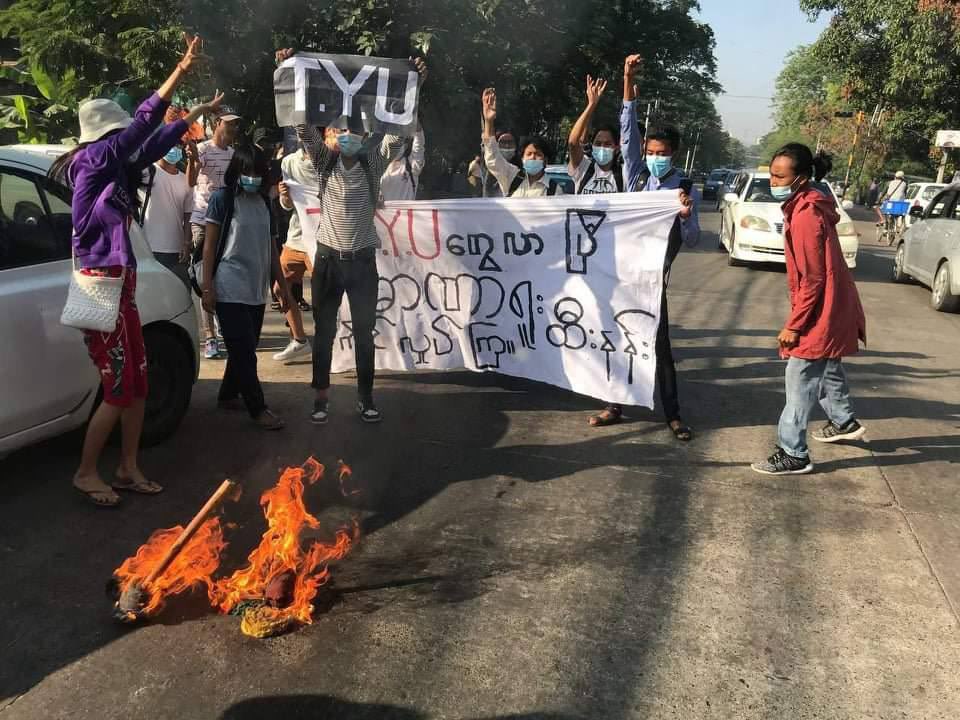jayyclack's tweet photo. Revolutionary people of Thingangyun Tsp marched on the streets fearlessly to overthrow Genocidal Dictatorship this morning.
#PropagandaOfWorld 
#Dec25Coup  
#WhatsHappeningInMyanmar https://t.co/hvE1tpiot7