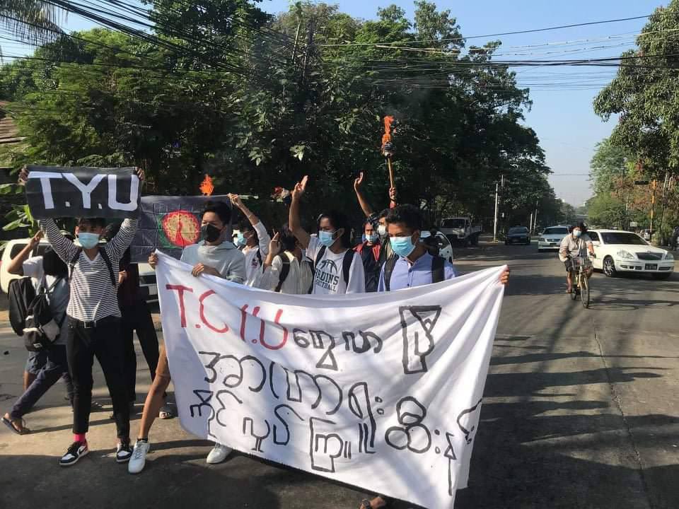 jayyclack's tweet photo. Revolutionary people of Thingangyun Tsp marched on the streets fearlessly to overthrow Genocidal Dictatorship this morning.
#PropagandaOfWorld 
#Dec25Coup  
#WhatsHappeningInMyanmar https://t.co/hvE1tpiot7