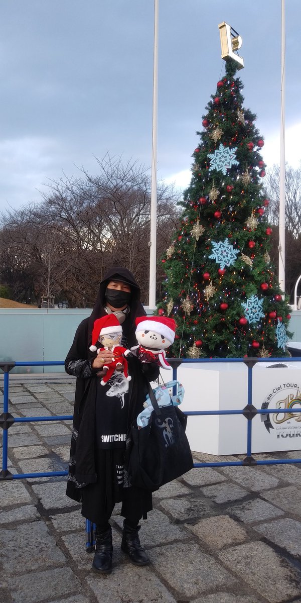 9k1WWgAiZI8oDjY's tweet photo. 着いた❗o(^o^)o🌈記念撮影❗(^-^ゞ🎄✨🌈
#国立競技場代々木体育館
#ラルクアンシエル
#HYDE
#パンダフル
#SWITCHBLAED https://t.co/wbM9Vehoam