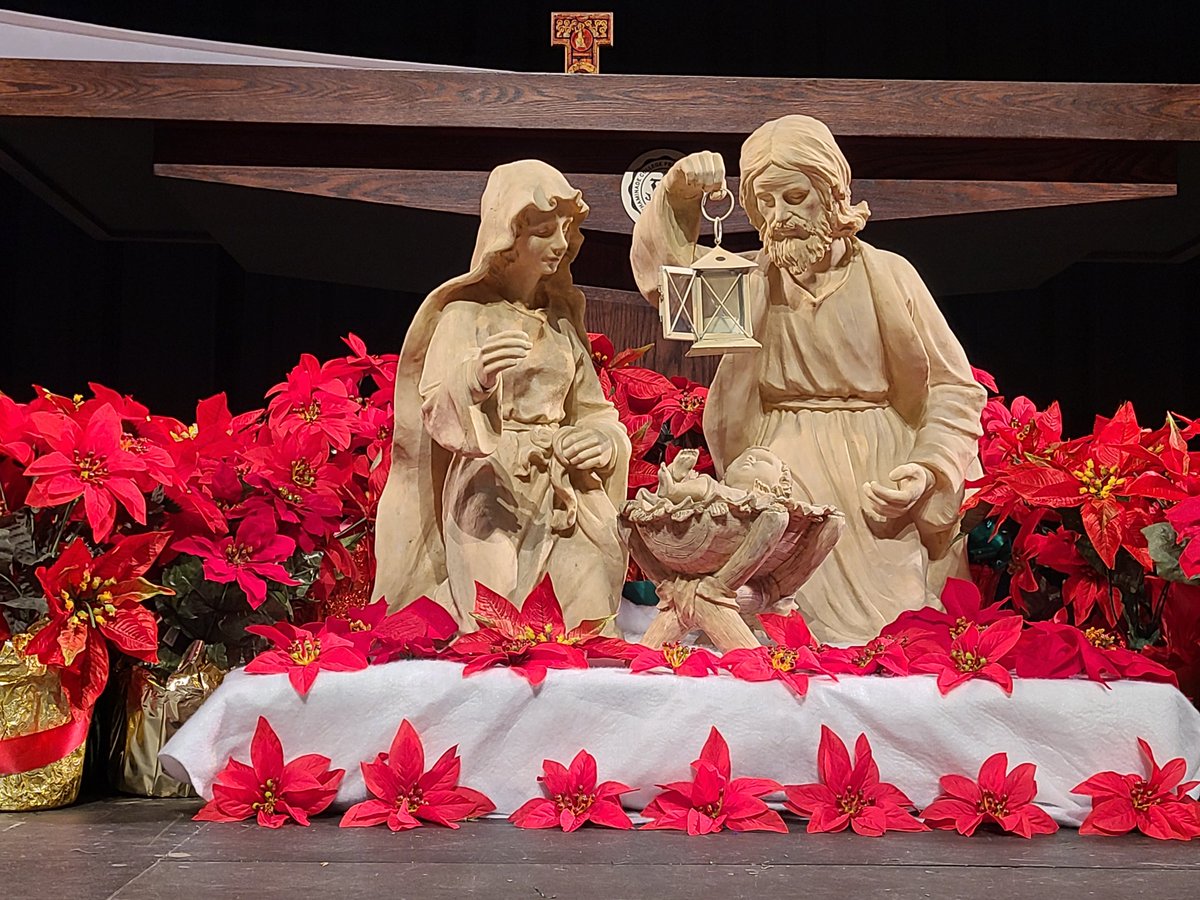 "The people who walked in darkness have seen a great light" Isaiah 9:1
Merry Christmas @wearechaminade!

May the peace of Christ fill our hearts!
#EstoVir #FoReveR #BeAuthentic