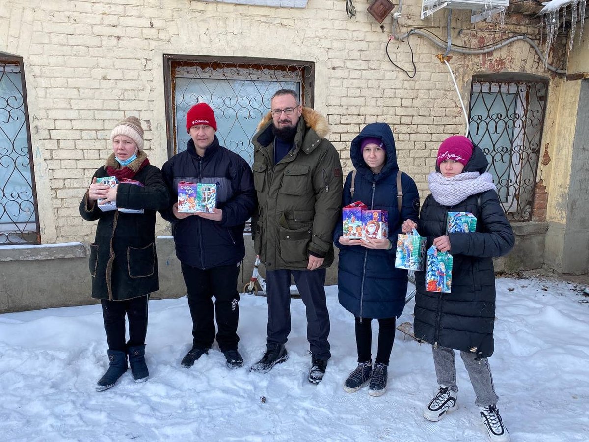 Поздравил с наступающим Новым годом и вручил сладкие подарки многодетным семьям Самарского района🎁 Для воспитания нескольких детей нужно приложить немало усилий, поэтому считаю важным оказывать поддержку большим семьям👨‍👩‍👧‍👦
#Самара #Самарскийрайон #ЕдинаяРоссия