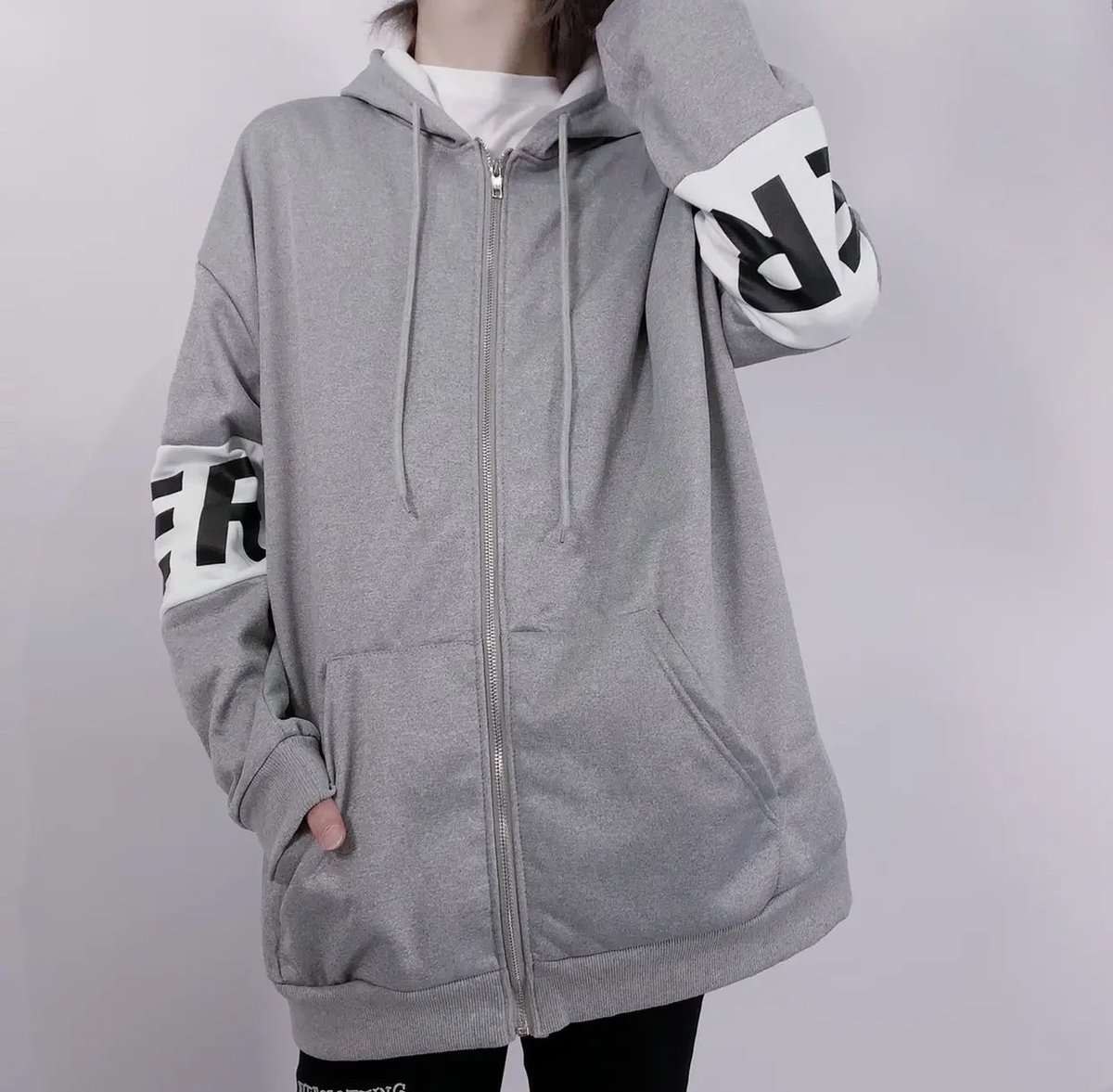NieR_tokyo's tweet photo. 🎁本日〆切プレゼント企画🎁

防寒裏起毛LOGO SLEEVE ZIP OUTER

🎁3名様にプレゼント🎁

◼応募方法
フォロー(@NieR_tokyo) &amp; RT
◼締切〆  本日24時

※鍵垢の方も対象内です。
こちらの商品は〆切後販売予定となります。
是非ご参加ください🙇‍♂️🙇‍♀️ https://t.co/OklQxSDEAg