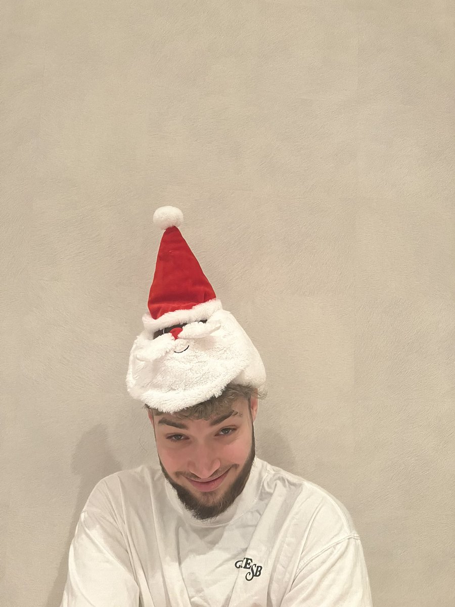 adinross's tweet image. Merry Christmas 🎄🎁 🎅🏻 I love y’all I’m so appreciative of all of u ❤️ 💚 

Like this tweet and reply with what you need for Christmas and I’ll bless y’all and shoot some of u guys a dm :) ❤️🎅🏻