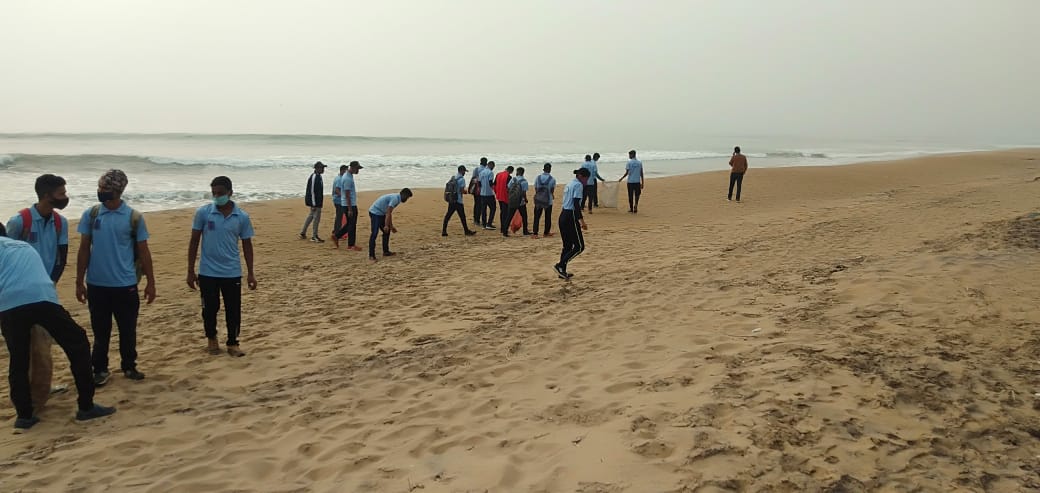 NCCDteOdisha's tweet photo. #PuneetSagar
#PuneetSagarAbhiyan 
Cadets of Ganjam College from 1 (O) Naval Unit undertook cleaning of Bhateswar beach, Ganjam, Odisha today.They also conducted awareness campaign on cleanliness of beaches.
@HQ_DG_NCC
@DHE_Odisha
@GovernorOdisha
@Naveen_Odisha
#NationalCadetCorps https://t.co/E8FoRJoIQe