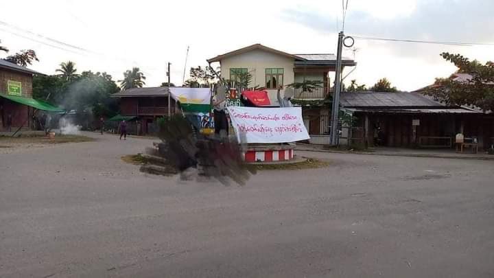 shun_htwe's tweet photo. Protesters from MyintKyiNa protest against dictatorship in this monrning.

#Dec25Coup #PropagandaOfWorld
#WhatsHappeningInMyanmar https://t.co/pF8VX9g0Kq