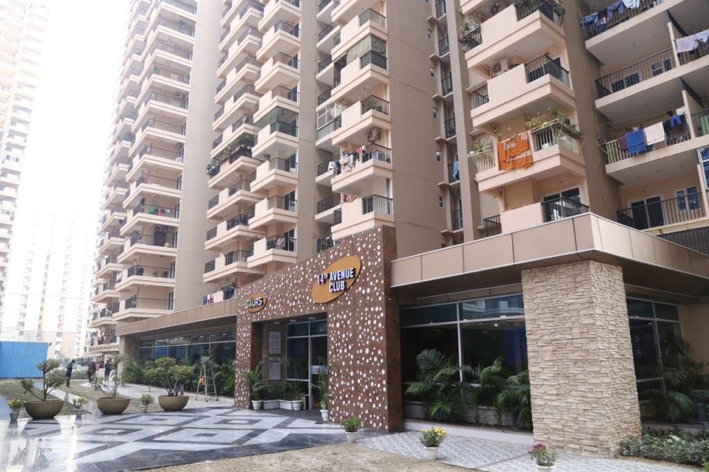 NewsExtension's tweet photo. गौर सिटी की 14th एवेन्यू के क्लब का हुआ चोरी छुपके उदघाटन निवासियों ने आरोप लगाया नए साल में 1 जनवरी क्लब का उद्घाटन के लिए बोला था लेकिन 24 दिसंबर को @gaursons_india के सीएमडी @mailgaur द्वारा बिना निवासियों को सूचित किए आनन-फानन में क्लब का फीता काटकर उद्घाटन कर दिया गया https://t.co/Q8y8qHB9fa