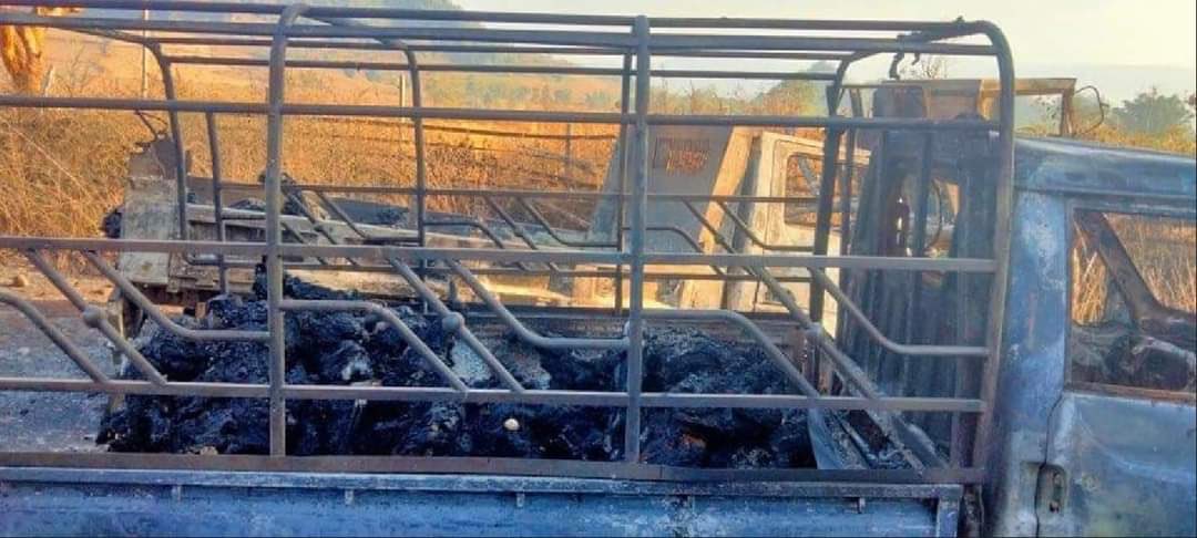 shun_htwe's tweet photo. Tw // graphic content 
Terrorists(SAC) stopped the car including children and women and burned alive all ppl from the car in Hpruso, Karenni state.

#Dec25Coup #PropagandaOfWorld
#WhatsHappeningInMyanmar https://t.co/M1uGCrKKkL