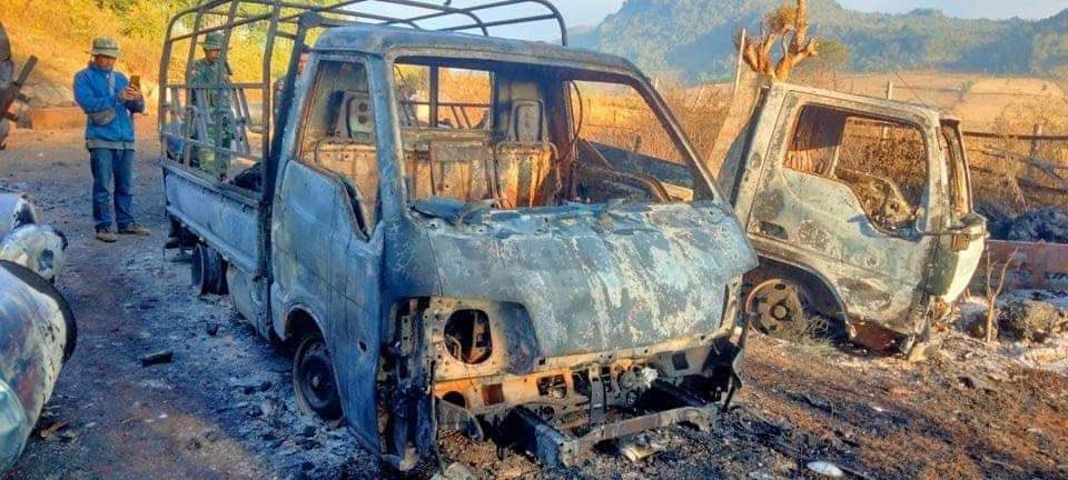 shun_htwe's tweet photo. Tw // graphic content 
Terrorists(SAC) stopped the car including children and women and burned alive all ppl from the car in Hpruso, Karenni state.

#Dec25Coup #PropagandaOfWorld
#WhatsHappeningInMyanmar https://t.co/M1uGCrKKkL