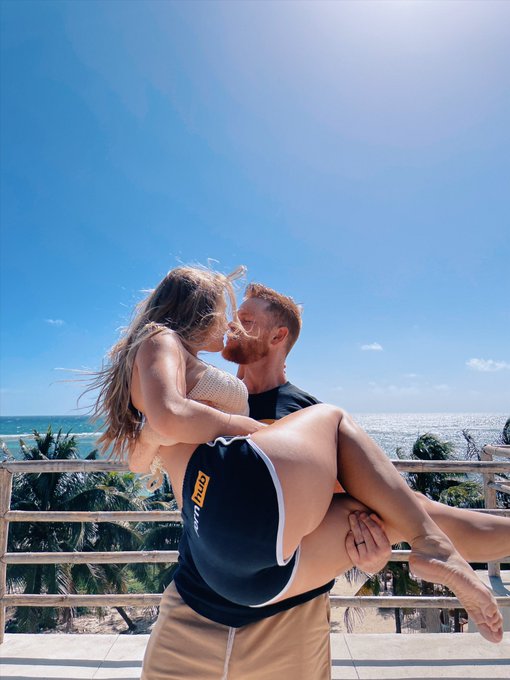 MERRY XXXMAS!!! Sending much peace, passion, and prosperity to you all!!  🎅🏻❤️🍑  We hope you get exactly