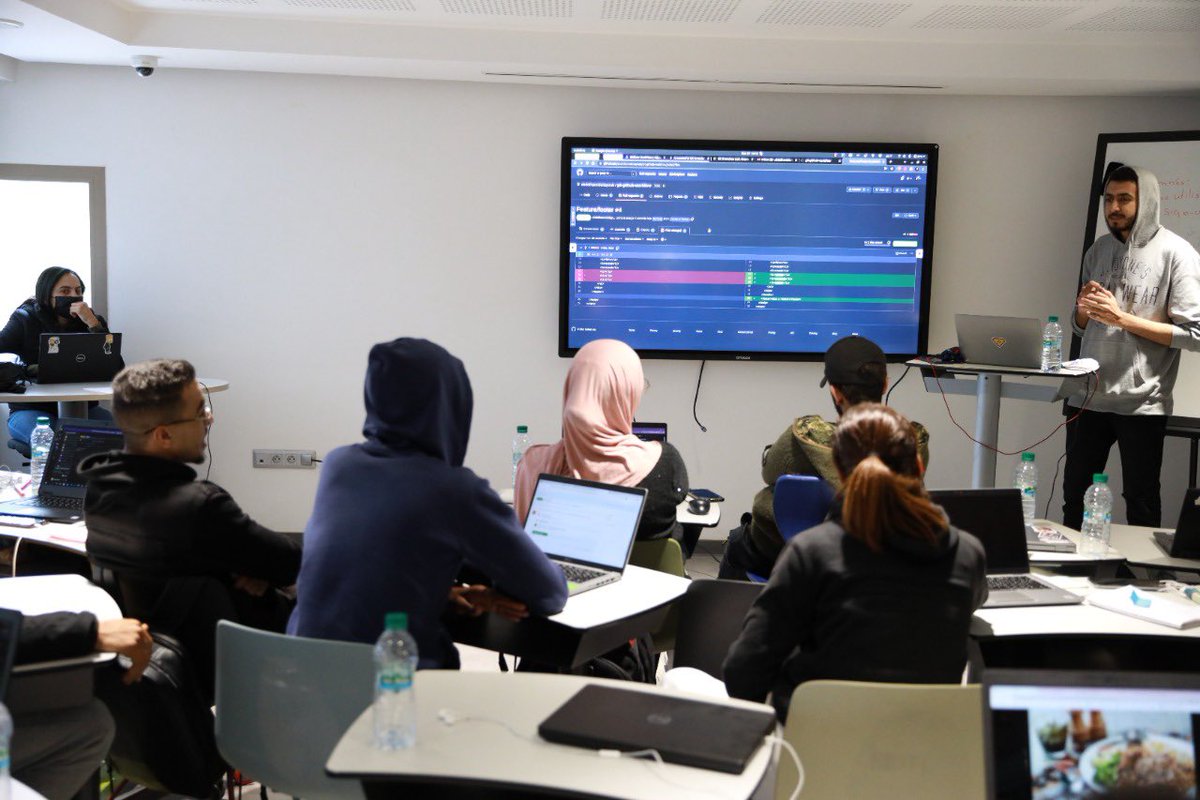 YouCode18's tweet photo. The peer learning in one picture 👥 https://t.co/YZag2Ke4Cg