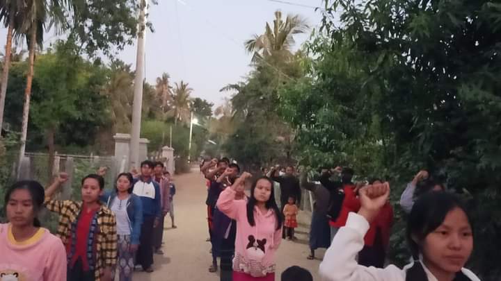 Evening protest against military dictatorship by residents from KyaySarKya Village , Yinmarpin Township.
#PropagandaOfWorld  #Dec25Coup #WhatsHappeningInMyanmar