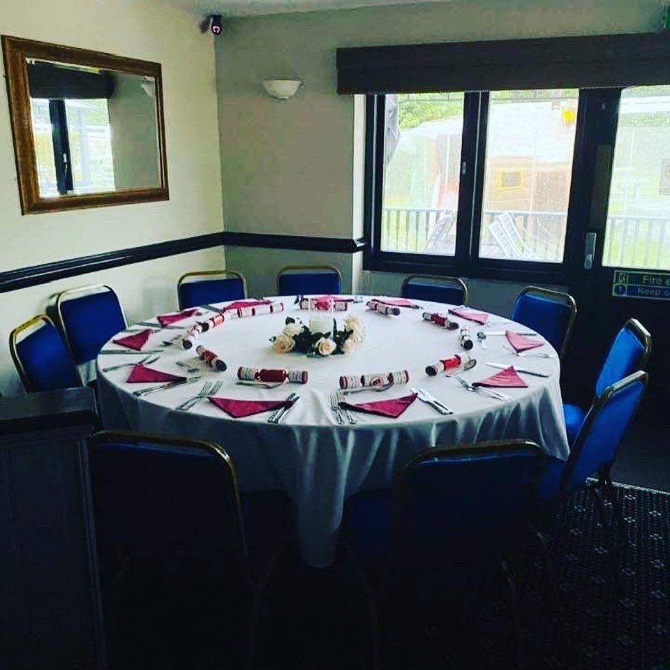 Half_wayHouse's tweet photo. The tables are all set ready for Christmas dinner today - we look forward to welcoming you all #merrychristmas #thehalfway #christmasdinner #brentwood #essex https://t.co/F2ijbjn2UR