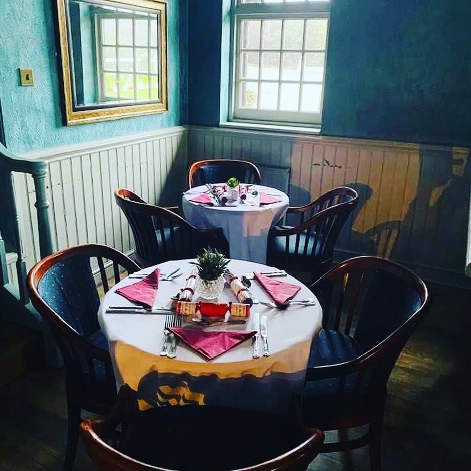 The tables are all set ready for Christmas dinner today - we look forward to welcoming you all #merrychristmas #thehalfway #christmasdinner #brentwood #essex