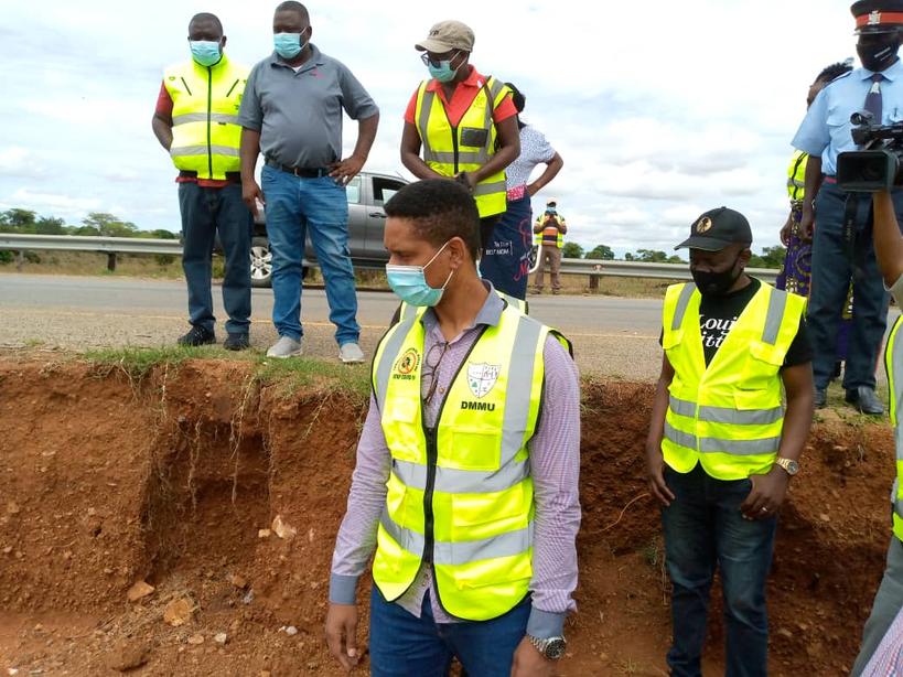 tgpollen's tweet photo. Happy Holidays and Merry Christmas to you all.
On this Christmas Day, we are down in Southern Province, Mbabala area, conducting an assessment of the scale of damage on property, lives and livelihoods due to floods. We are also providing non-food and food relief supplies. https://t.co/07WTaBD6UK
