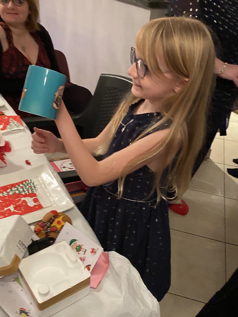 DTThibaud's tweet photo. @Flanneuh ma fille plus qu’heureuse de recevoir son mug de sa YouTube préféré pour Noël !
Elle va pouvoir réaliser son rêve, regarder tes vidéos en buvant son chocolat chaud dans son mug de toi :🤩 https://t.co/fOPJPIKeXS
