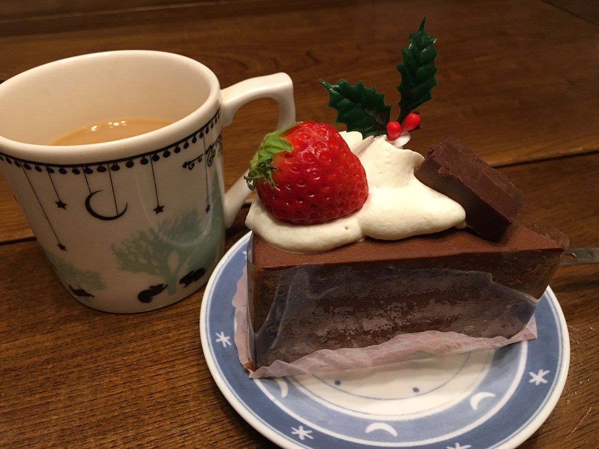 utako1989's tweet photo. クリスマスケーキ🎄
今年は地元のケーキ屋さんで🍰
デコレーションの生チョコ最高でした🍫
クリスマス礼拝は12/19だったので、今日はお家クリスマス！
#MerryChristmas2021 #ananas #おうち時間 https://t.co/4WZT882cxg