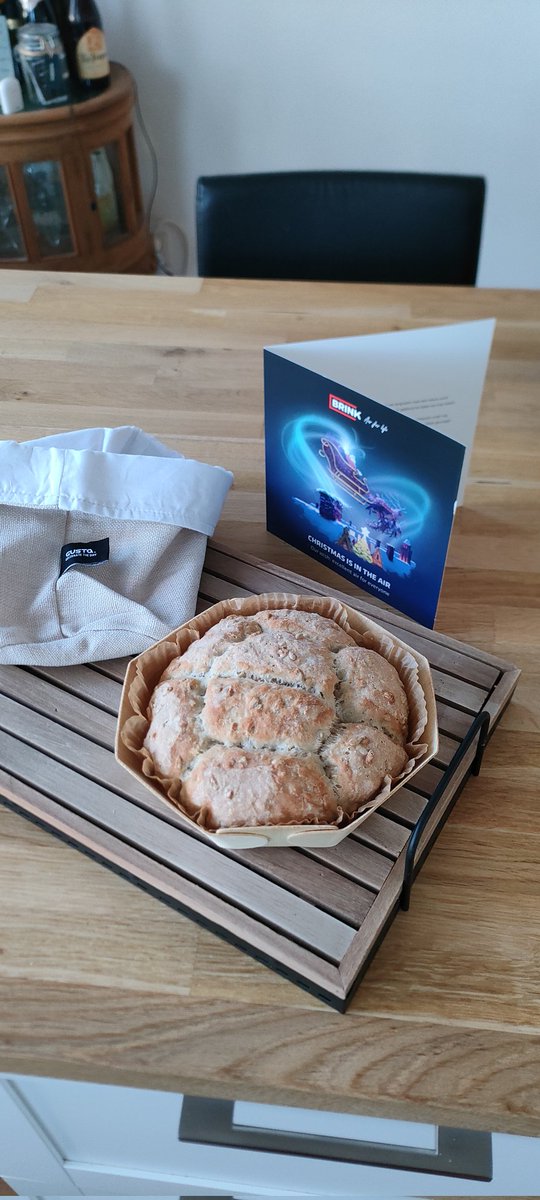 guusweb's tweet image. Kerstbrood zelf gebakken. Zat bij het kerstpakket van Brink in. Leuk en lekker idee. #brinkcs