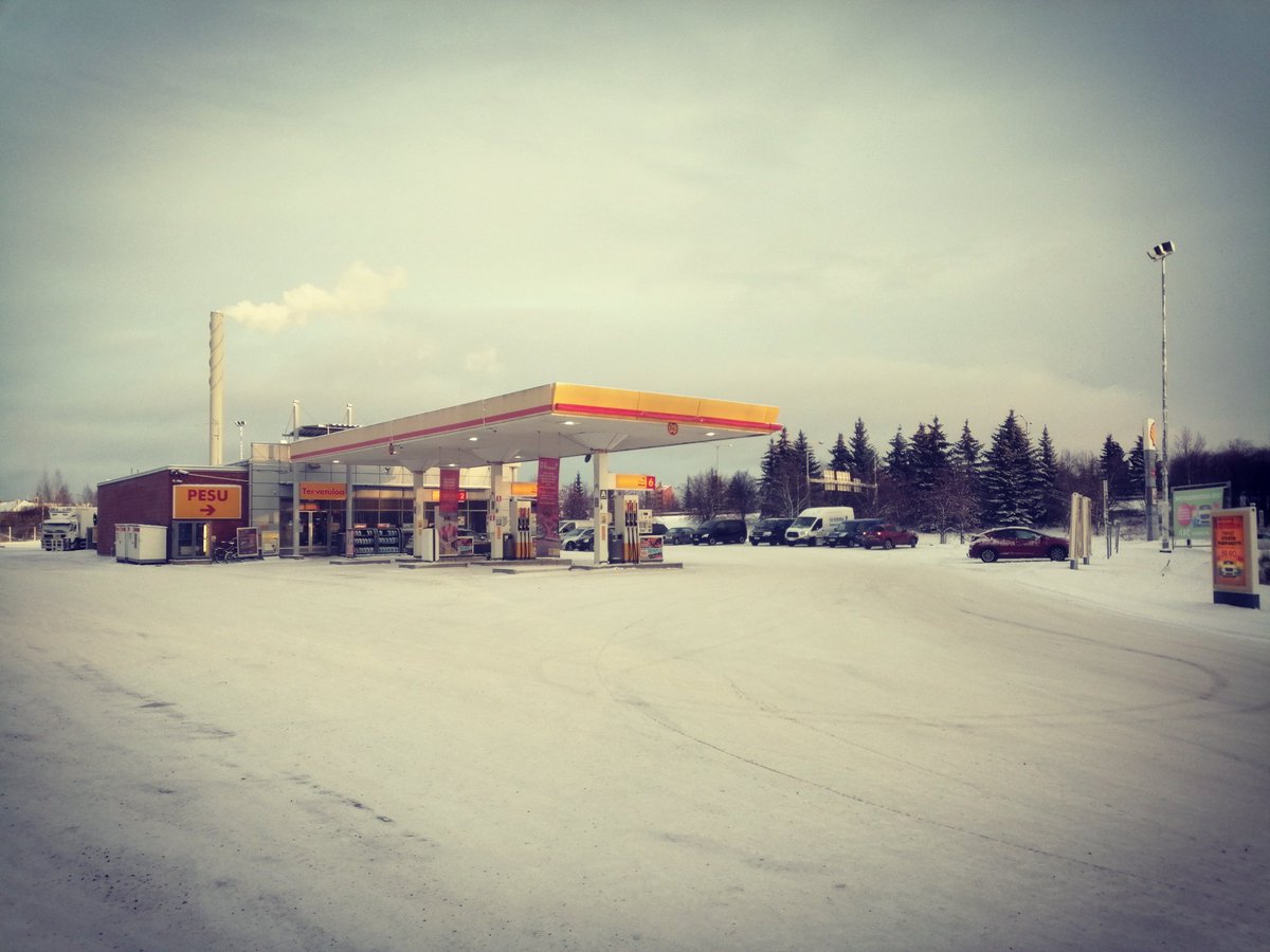 Joht_Kotiniemi's tweet photo. Hyvää joulupäivää ajomiehet @jarvansalo, @Jrvinen_J, @KosonenTimo & @zammy76! Kinkkua voi sulatella myös #Shell'illä, joten mihinkä tällä kertaa on eksytty? #ShellienMies #TunnistaShell https://t.co/3a1k2w8NOE