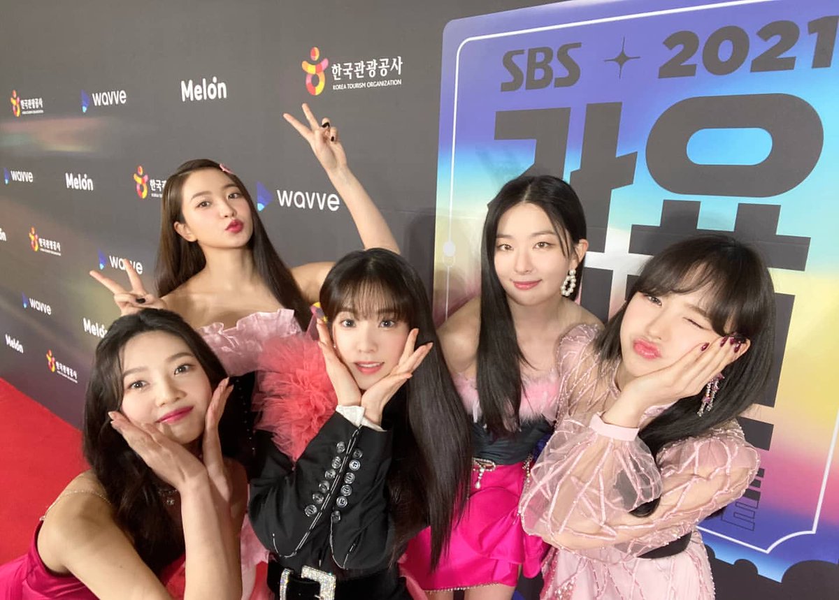 rvstgrm's tweet photo. [INSTAGRAM POST]

👑연말벨벳 in 2021 SBS 가요대전👑

#2021_SBS가요대전
#RedVelvet #레드벨벳
#Queendom 
#LikeWat[...]
https://t.co/5HFu20kko3

@RVsmtown #RedVelvet #레드벨벳 #Queendom   
211225 · 20:52:37 KST https://t.co/UmDrFS2drl