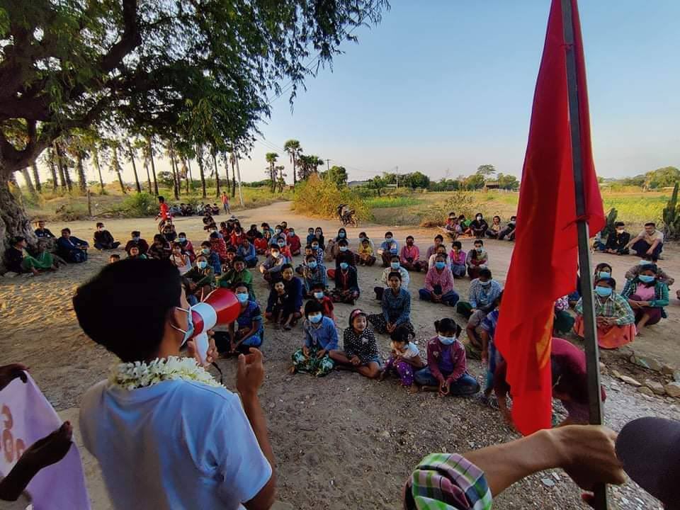 2021Revtweets's tweet photo. Locals from #PhaungKar village in the LetPaDaungTaung area held an evening protest, as is customary.
#PropagandaOfWorld 
#Dec25Coup  
#WhatsHappeningInMyanmar https://t.co/6EZUGHrthN