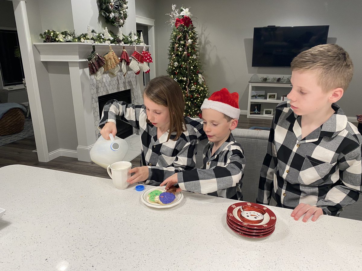 ejpfeif's tweet photo. Merry Christmas from the Pfeiffers! @INDairy #SantaDrinksMilk https://t.co/oZ8VwkYmrf